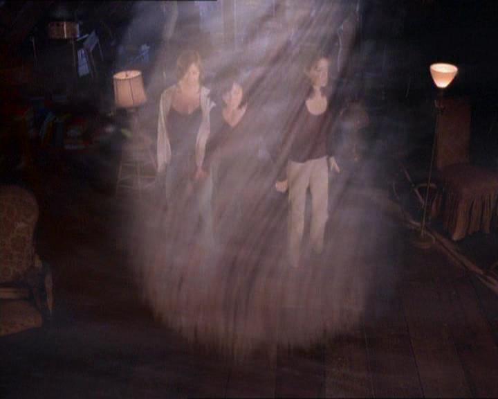 Charmed-Online_dot_net-1x01SomethingWiccaThisWayComes2200.jpg Charmed-Online_dot_net-1x01SomethingWiccaThisWayComes2200.jpg