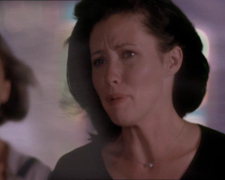 Charmed-Online_dot_net-1x01SomethingWiccaThisWayComes2207.jpg Charmed-Online_dot_net-1x01SomethingWiccaThisWayComes2207.jpg