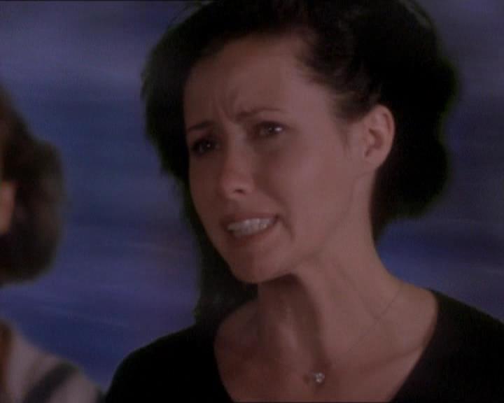 Charmed-Online_dot_net-1x01SomethingWiccaThisWayComes2208.jpg Charmed-Online_dot_net-1x01SomethingWiccaThisWayComes2208.jpg