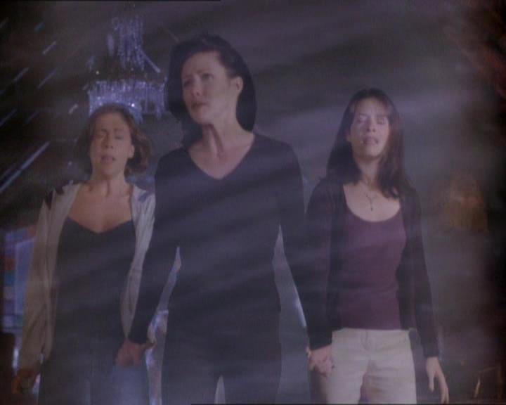 Charmed-Online_dot_net-1x01SomethingWiccaThisWayComes2213.jpg Charmed-Online_dot_net-1x01SomethingWiccaThisWayComes2213.jpg
