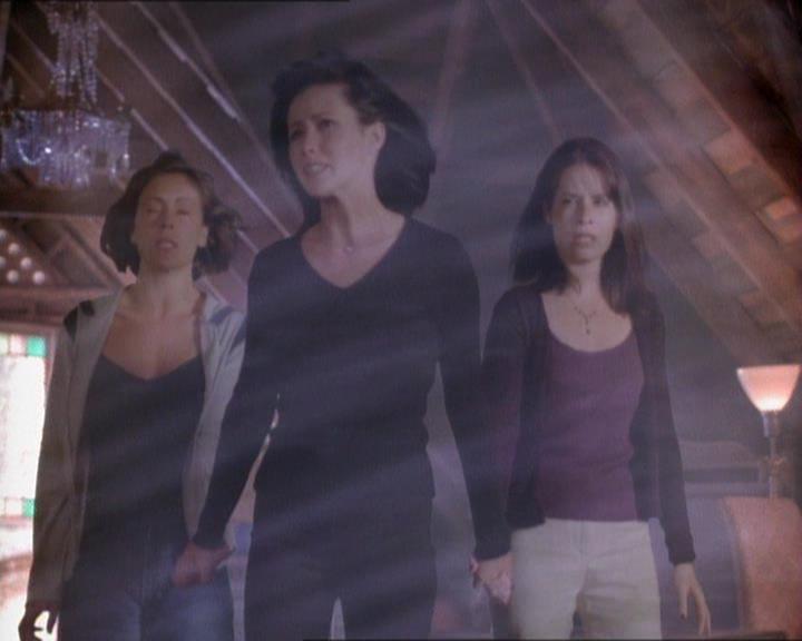 Charmed-Online_dot_net-1x01SomethingWiccaThisWayComes2214.jpg
