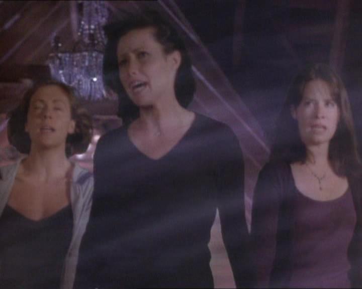 Charmed-Online_dot_net-1x01SomethingWiccaThisWayComes2216.jpg Charmed-Online_dot_net-1x01SomethingWiccaThisWayComes2216.jpg