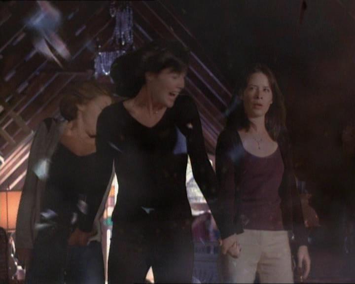 Charmed-Online_dot_net-1x01SomethingWiccaThisWayComes2219.jpg Charmed-Online_dot_net-1x01SomethingWiccaThisWayComes2219.jpg