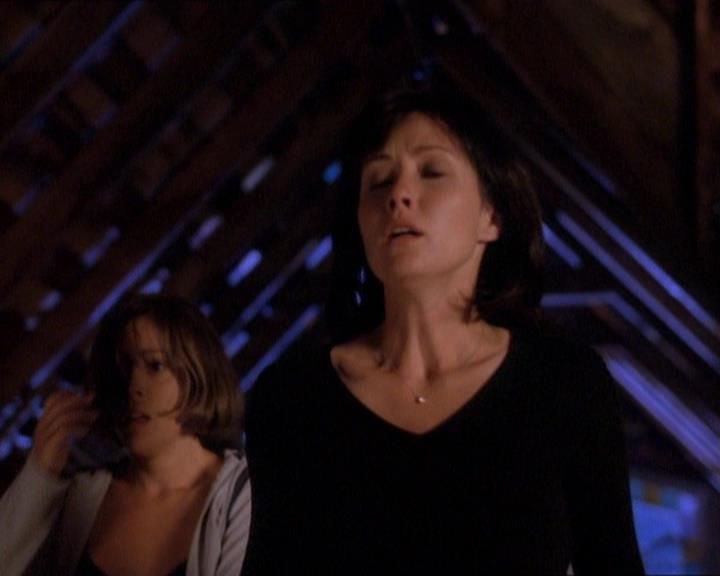 Charmed-Online_dot_net-1x01SomethingWiccaThisWayComes2223.jpg Charmed-Online_dot_net-1x01SomethingWiccaThisWayComes2223.jpg