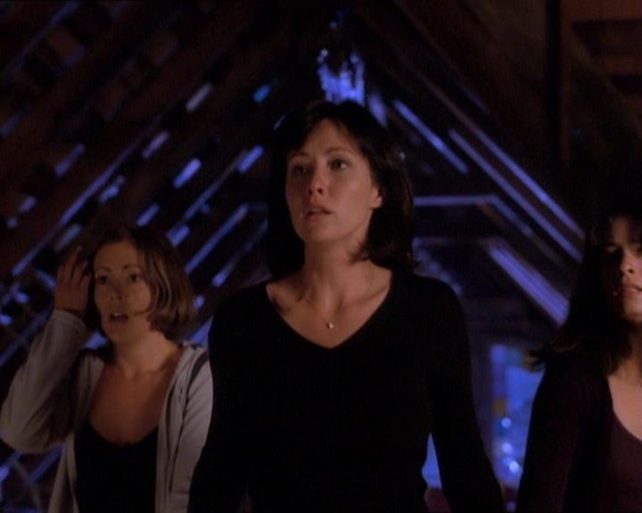 Charmed-Online_dot_net-1x01SomethingWiccaThisWayComes2224.jpg Charmed-Online_dot_net-1x01SomethingWiccaThisWayComes2224.jpg