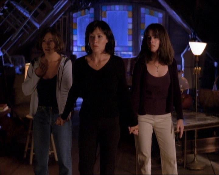 Charmed-Online_dot_net-1x01SomethingWiccaThisWayComes2227.jpg