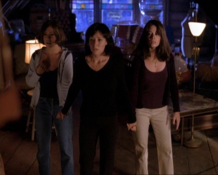 Charmed-Online_dot_net-1x01SomethingWiccaThisWayComes2229.jpg Charmed-Online_dot_net-1x01SomethingWiccaThisWayComes2229.jpg