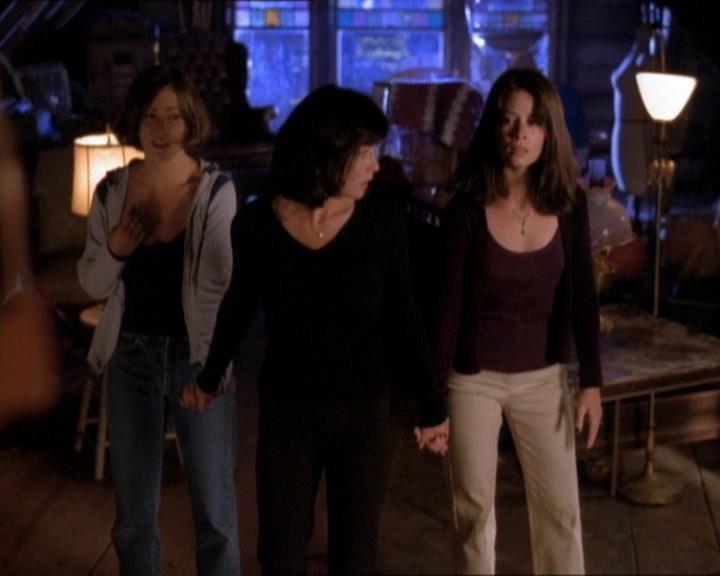Charmed-Online_dot_net-1x01SomethingWiccaThisWayComes2230.jpg Charmed-Online_dot_net-1x01SomethingWiccaThisWayComes2230.jpg