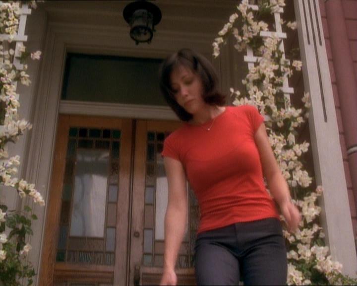 Charmed-Online_dot_net-1x01SomethingWiccaThisWayComes2239.jpg