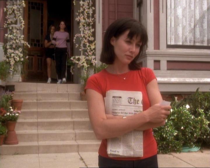 Charmed-Online_dot_net-1x01SomethingWiccaThisWayComes2301.jpg Charmed-Online_dot_net-1x01SomethingWiccaThisWayComes2301.jpg