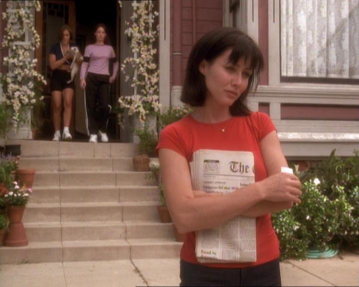 Charmed-Online_dot_net-1x01SomethingWiccaThisWayComes2302.jpg Charmed-Online_dot_net-1x01SomethingWiccaThisWayComes2302.jpg