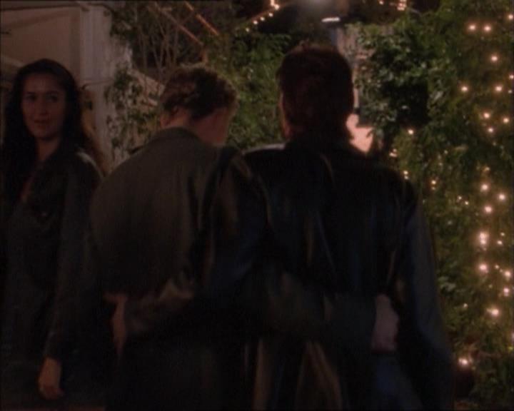 Charmed-Online_dot_net-1x02IveGotYouUnderMySkin0010.jpg