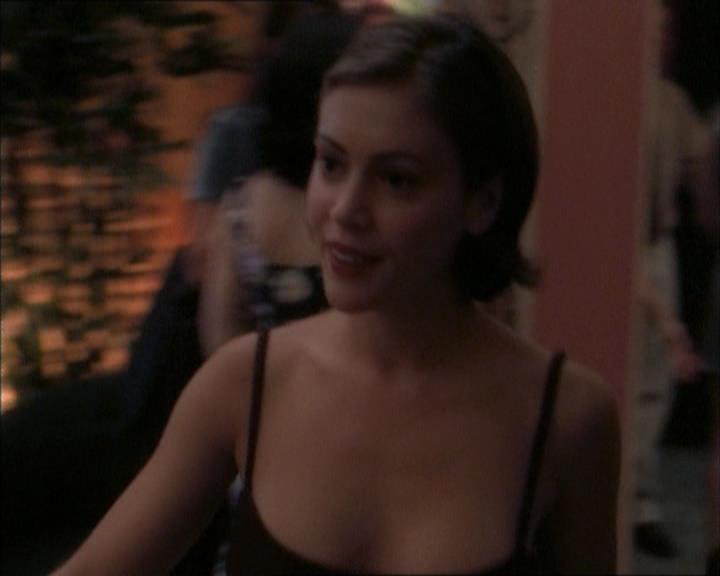 Charmed-Online_dot_net-1x02IveGotYouUnderMySkin0017.jpg