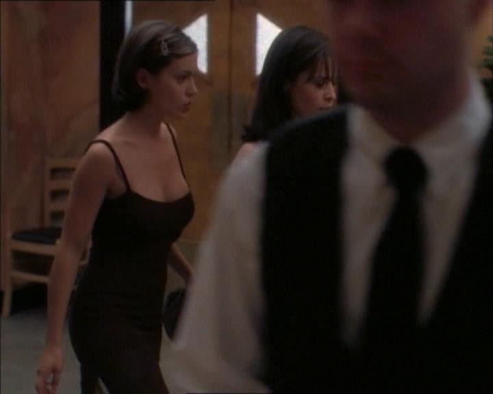 Charmed-Online_dot_net-1x02IveGotYouUnderMySkin0024.jpg