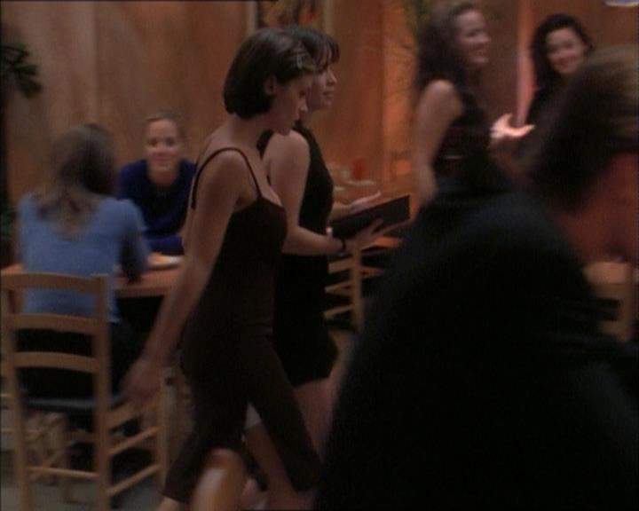 Charmed-Online_dot_net-1x02IveGotYouUnderMySkin0026.jpg