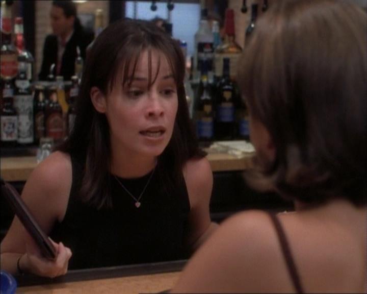 Charmed-Online_dot_net-1x02IveGotYouUnderMySkin0038.jpg