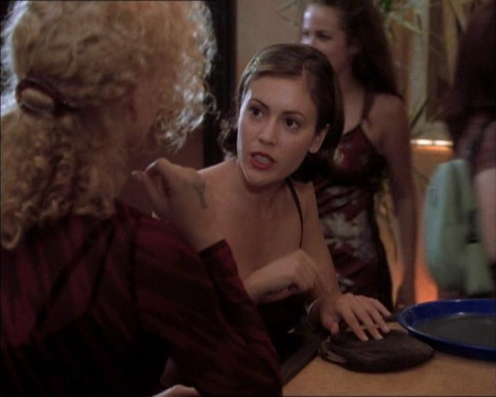Charmed-Online_dot_net-1x02IveGotYouUnderMySkin0045.jpg