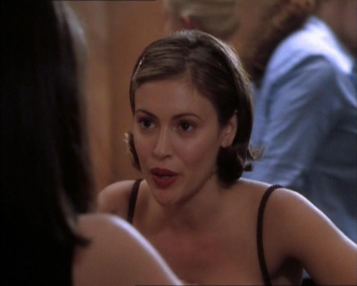 Charmed-Online_dot_net-1x02IveGotYouUnderMySkin0080.jpg