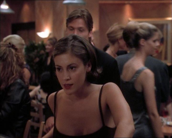 Charmed-Online_dot_net-1x02IveGotYouUnderMySkin0120.jpg