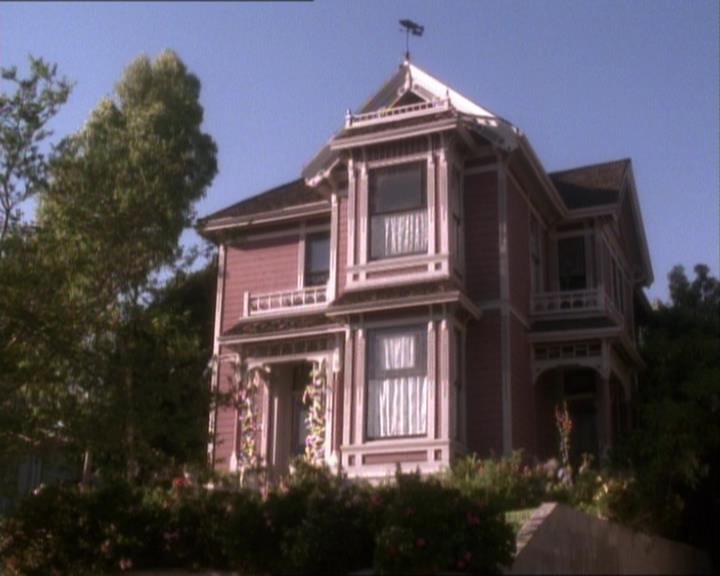 Charmed-Online_dot_net-1x02IveGotYouUnderMySkin0265.jpg