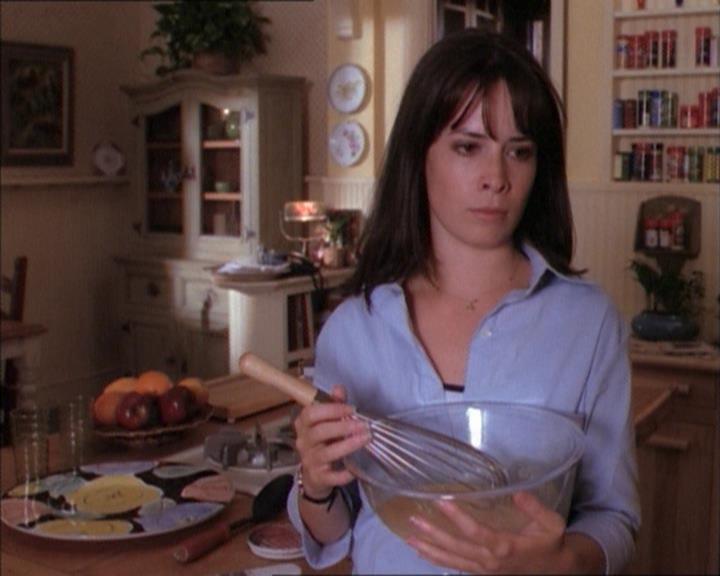 Charmed-Online_dot_net-1x02IveGotYouUnderMySkin0293.jpg