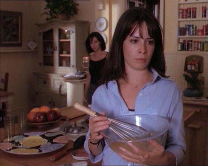Charmed-Online_dot_net-1x02IveGotYouUnderMySkin0294.jpg