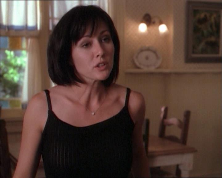 Charmed-Online_dot_net-1x02IveGotYouUnderMySkin0310.jpg Charmed-Online_dot_net-1x02IveGotYouUnderMySkin0310.jpg