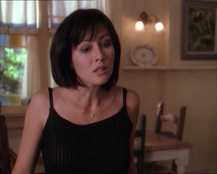 Charmed-Online_dot_net-1x02IveGotYouUnderMySkin0312.jpg