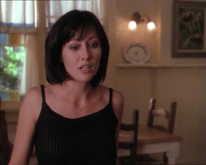 Charmed-Online_dot_net-1x02IveGotYouUnderMySkin0322.jpg