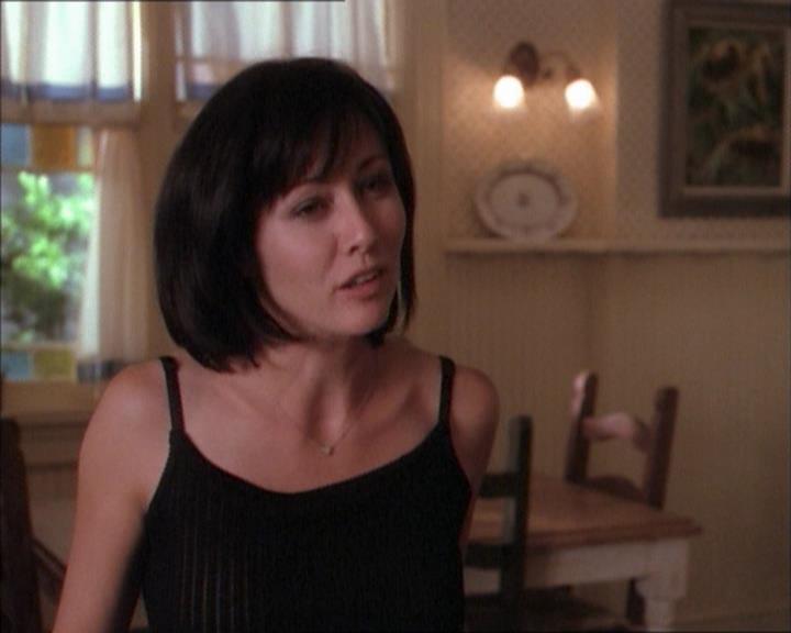 Charmed-Online_dot_net-1x02IveGotYouUnderMySkin0328.jpg