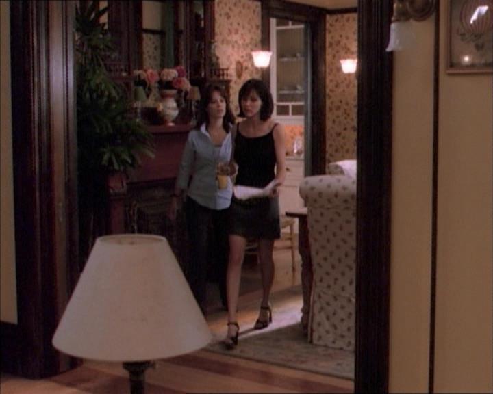 Charmed-Online_dot_net-1x02IveGotYouUnderMySkin0340.jpg Charmed-Online_dot_net-1x02IveGotYouUnderMySkin0340.jpg