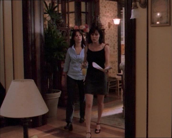 Charmed-Online_dot_net-1x02IveGotYouUnderMySkin0341.jpg
