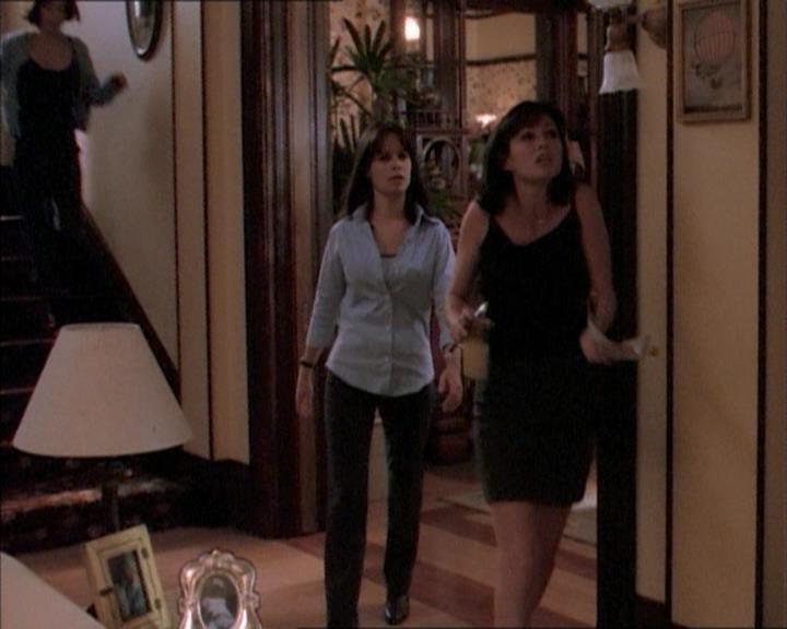 Charmed-Online_dot_net-1x02IveGotYouUnderMySkin0342.jpg Charmed-Online_dot_net-1x02IveGotYouUnderMySkin0342.jpg