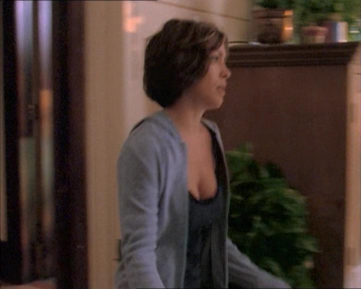 Charmed-Online_dot_net-1x02IveGotYouUnderMySkin0354.jpg