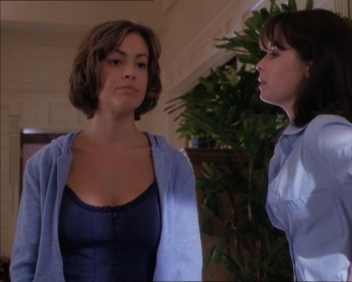 Charmed-Online_dot_net-1x02IveGotYouUnderMySkin0361.jpg