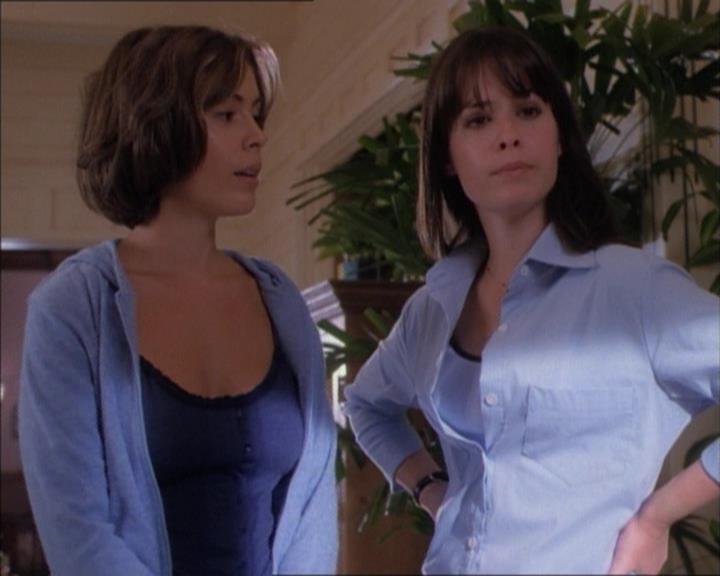 Charmed-Online_dot_net-1x02IveGotYouUnderMySkin0365.jpg