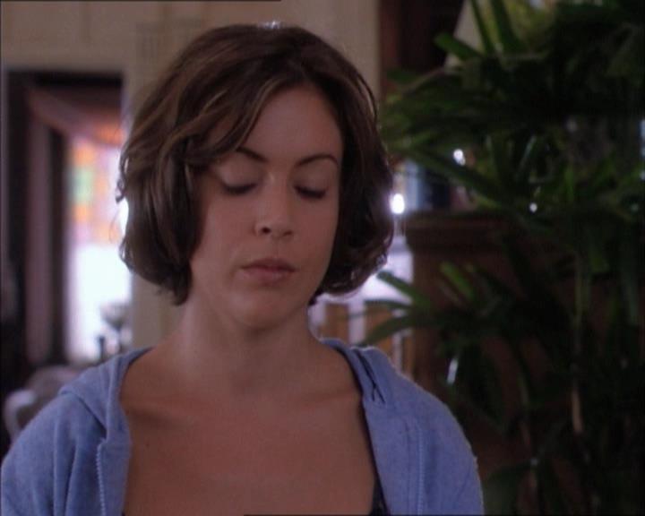 Charmed-Online_dot_net-1x02IveGotYouUnderMySkin0372.jpg