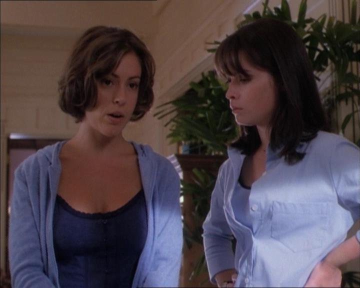 Charmed-Online_dot_net-1x02IveGotYouUnderMySkin0395.jpg