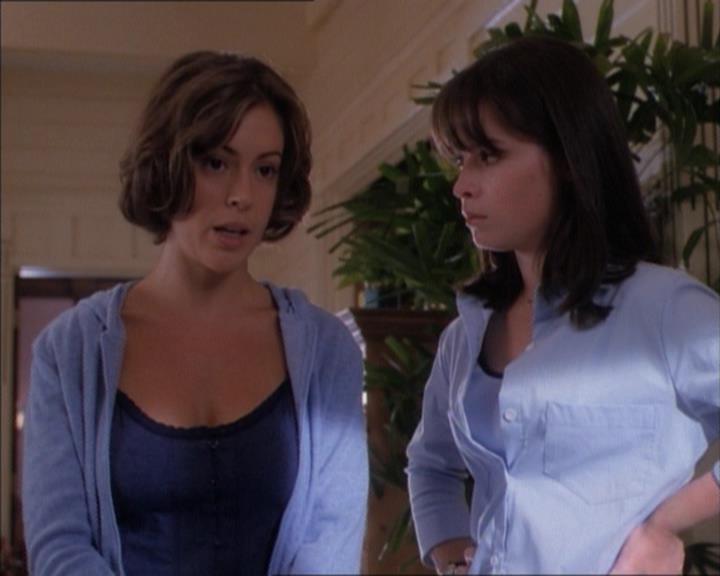 Charmed-Online_dot_net-1x02IveGotYouUnderMySkin0396.jpg