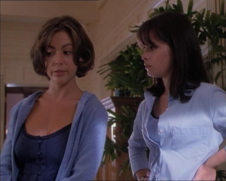 Charmed-Online_dot_net-1x02IveGotYouUnderMySkin0402.jpg Charmed-Online_dot_net-1x02IveGotYouUnderMySkin0402.jpg