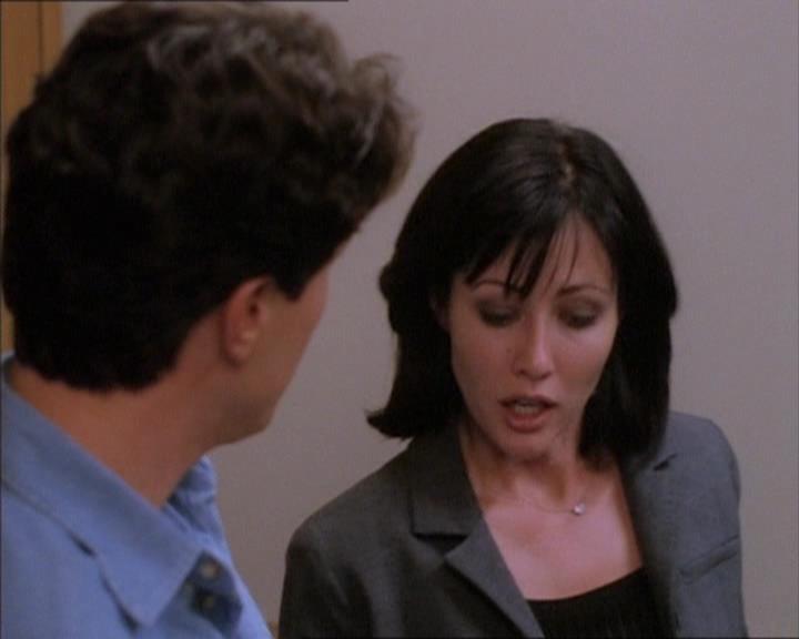 Charmed-Online_dot_net-1x02IveGotYouUnderMySkin0606.jpg Charmed-Online_dot_net-1x02IveGotYouUnderMySkin0606.jpg