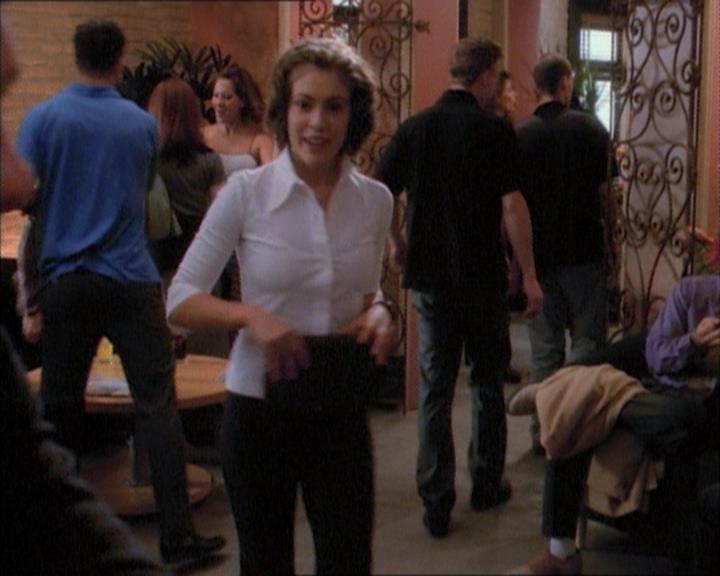Charmed-Online_dot_net-1x02IveGotYouUnderMySkin0705.jpg