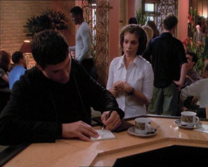 Charmed-Online_dot_net-1x02IveGotYouUnderMySkin0740.jpg