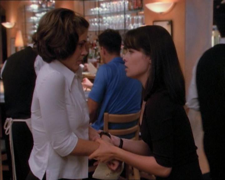 Charmed-Online_dot_net-1x02IveGotYouUnderMySkin0759.jpg