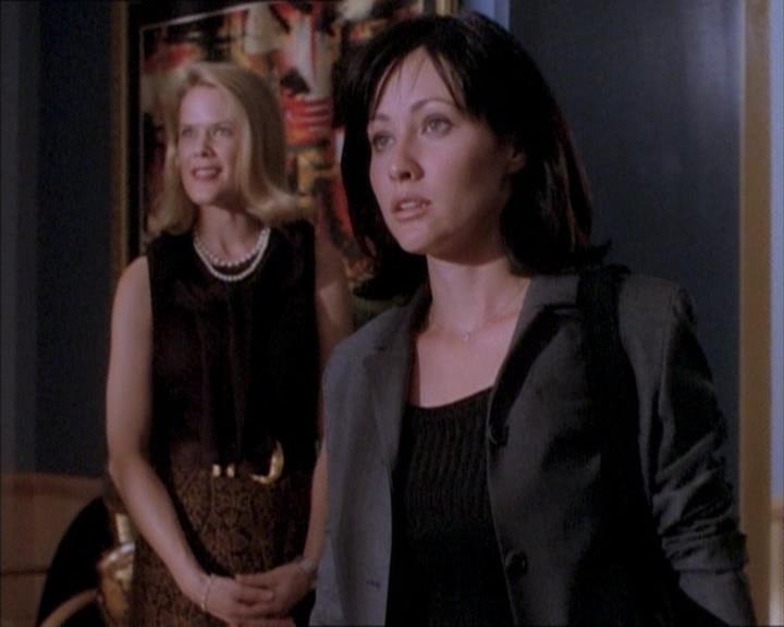 Charmed-Online_dot_net-1x02IveGotYouUnderMySkin0797.jpg