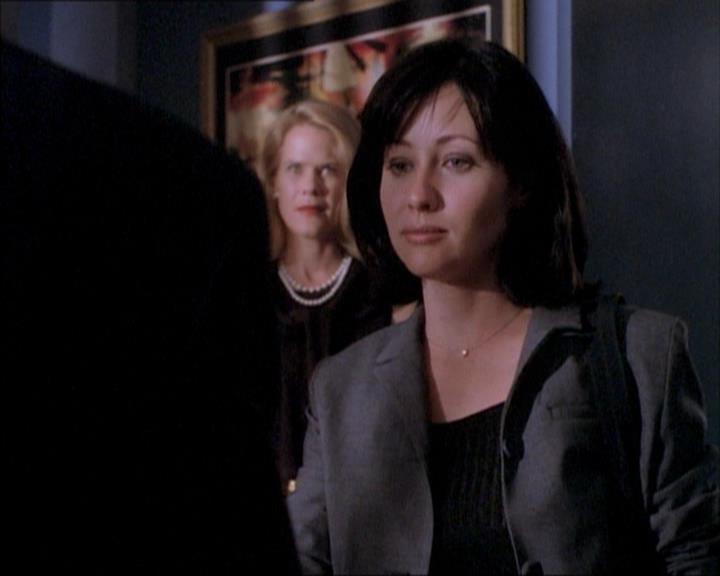 Charmed-Online_dot_net-1x02IveGotYouUnderMySkin0804.jpg