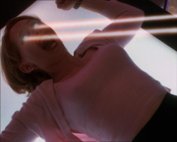 Charmed-Online_dot_net-1x02IveGotYouUnderMySkin0846.jpg