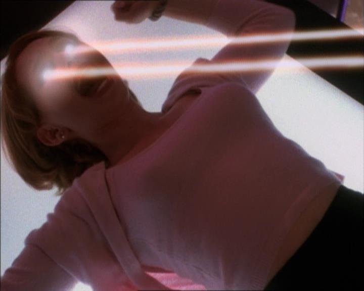 Charmed-Online_dot_net-1x02IveGotYouUnderMySkin0847.jpg