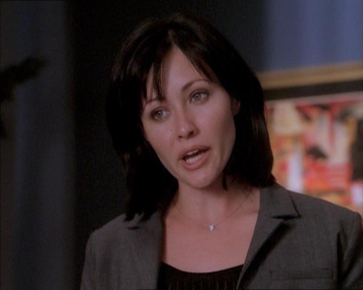 Charmed-Online_dot_net-1x02IveGotYouUnderMySkin0900.jpg