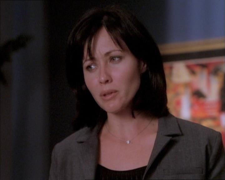 Charmed-Online_dot_net-1x02IveGotYouUnderMySkin0901.jpg